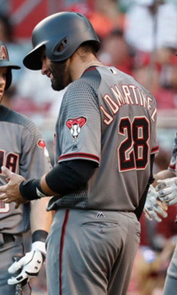 Martinez hurts hand, Diamondbacks fall to Reds 4-3 in 11 (Jul 19, 2017)
